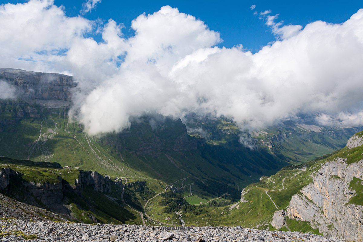 Blick von Im Griess auf die Serpentinen der Klausenpassstrasse im Kanton Uri.