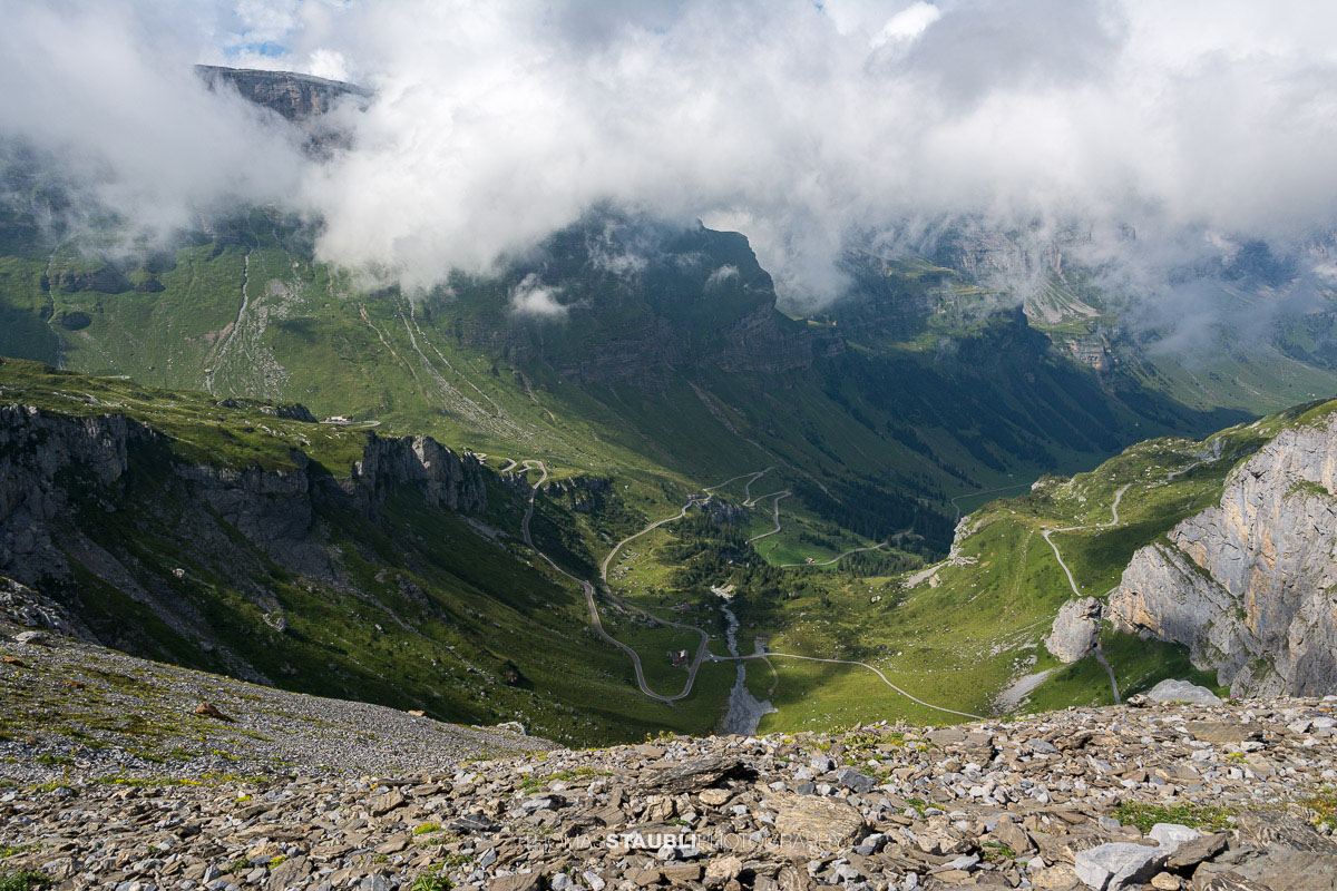 Blick von Im Griess auf die Serpentinen der Klausenpassstrasse im Kanton Uri.