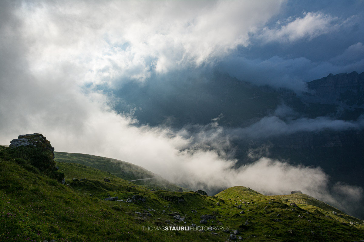 Sonnenlicht und Wolken über der Berglandschaft am Klausenpass im Kanton Uri.