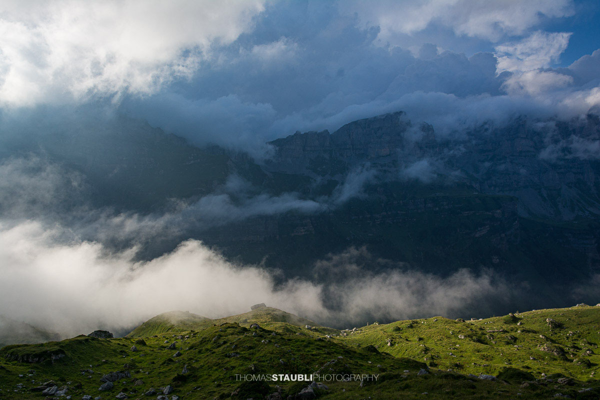 Sonnenlicht und Wolken über der Berglandschaft am Klausenpass im Kanton Uri.