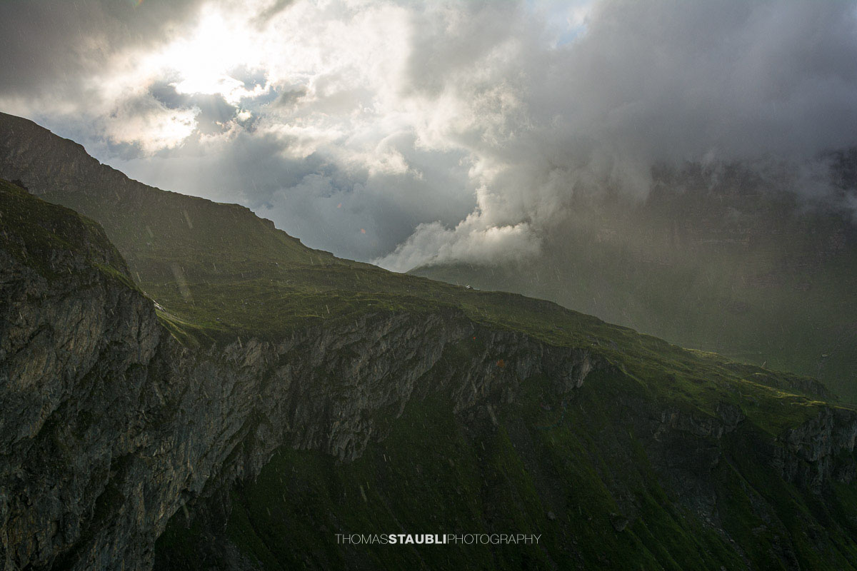 Sonnenlicht und Wolken über der Berglandschaft am Klausenpass im Kanton Uri.