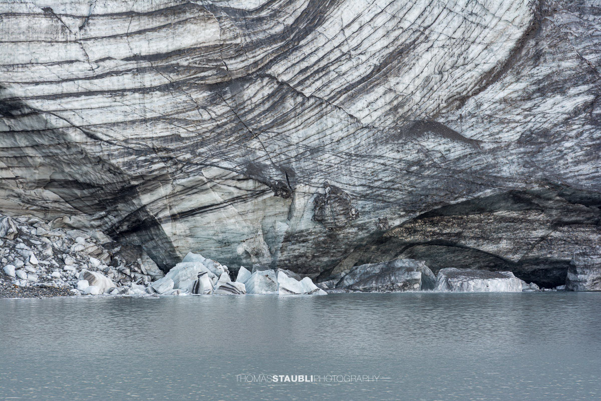 Gletscherfront des Claridengletschers am Griesssee mit Schmelzwasser und Eisabbrüchen.