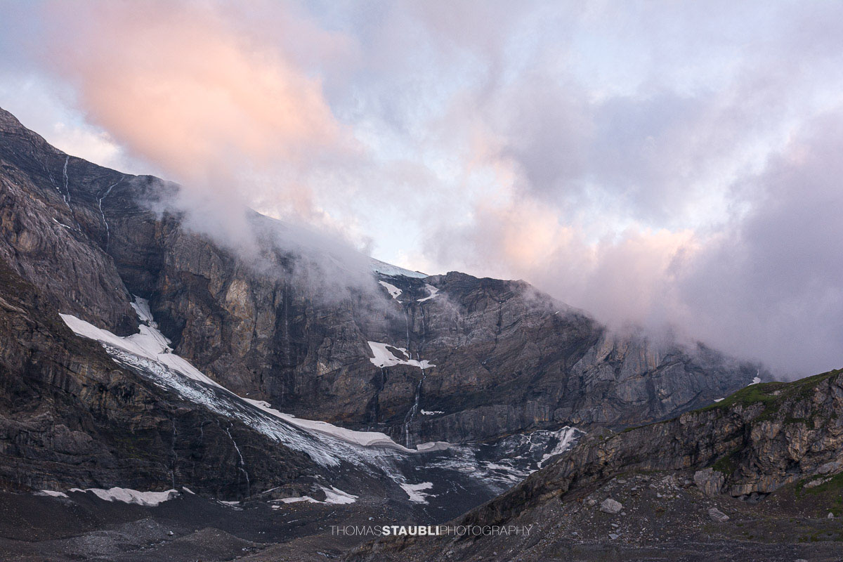 Wolken im Abendlicht über dem Claridengletscher