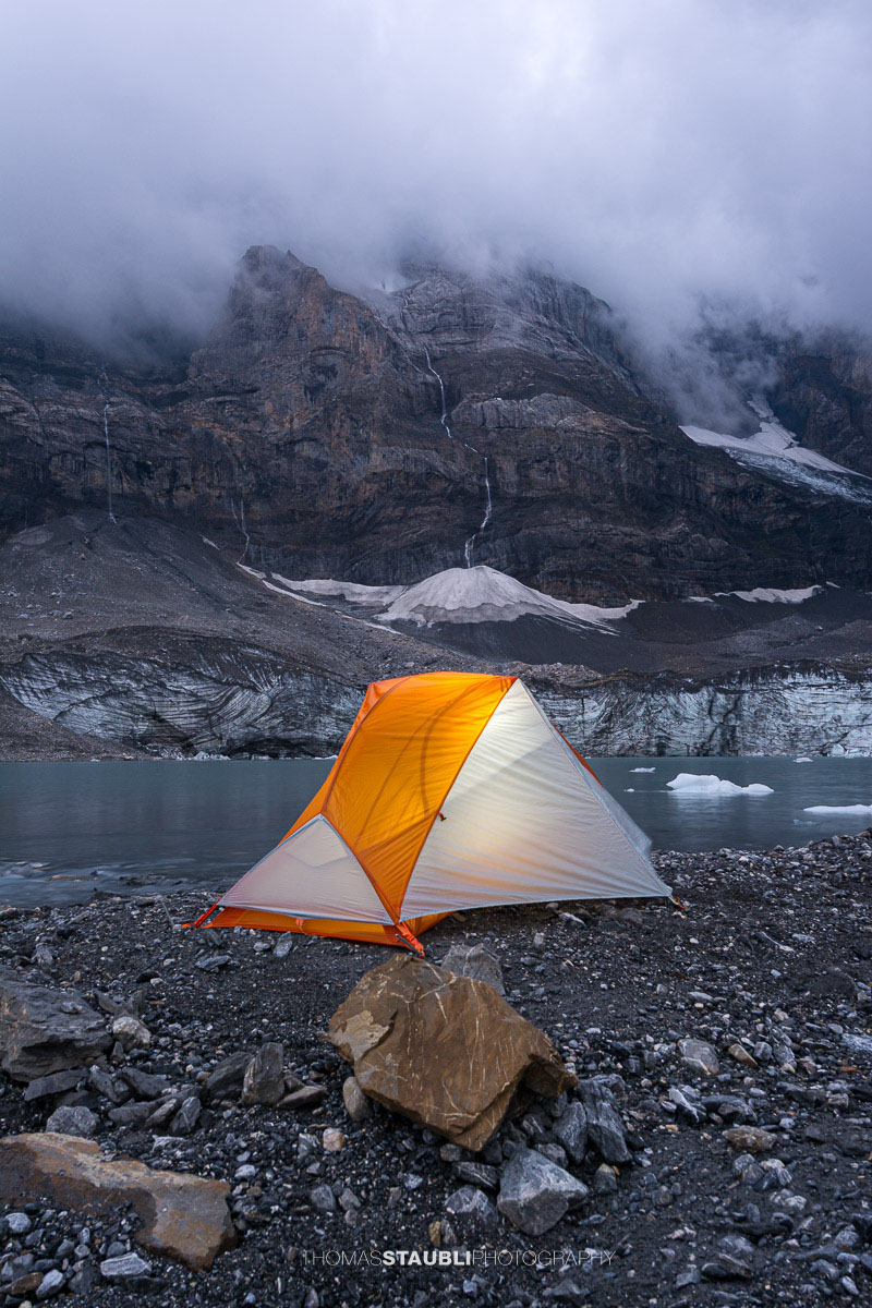 Abendstimmung am Griesslisee mit Zelt und Gletscherlandschaft am Klausenpass.