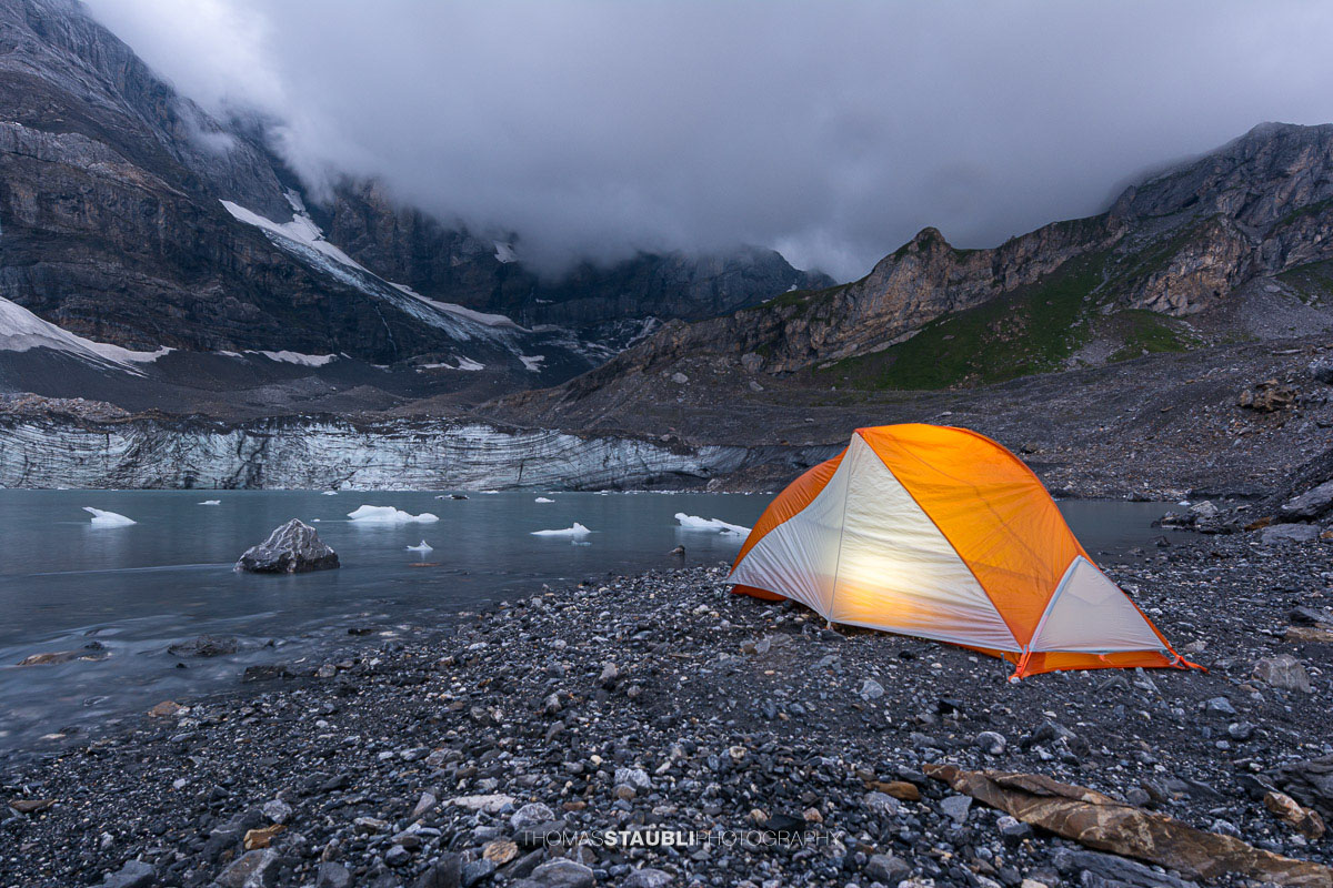 Abendstimmung am Griesslisee mit Zelt und Gletscherlandschaft am Klausenpass.