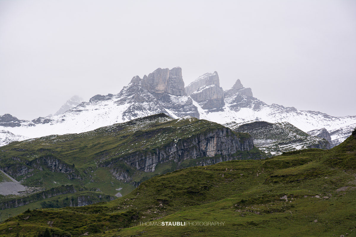 Blick von der Seenalp zum Schwarz Stock und Alpler Torstock im Kanton Uri.