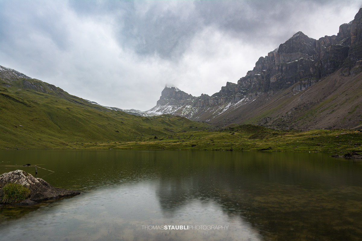 Seenalperseeli auf der Seenalp mit dem Fulen im Hintergrund.