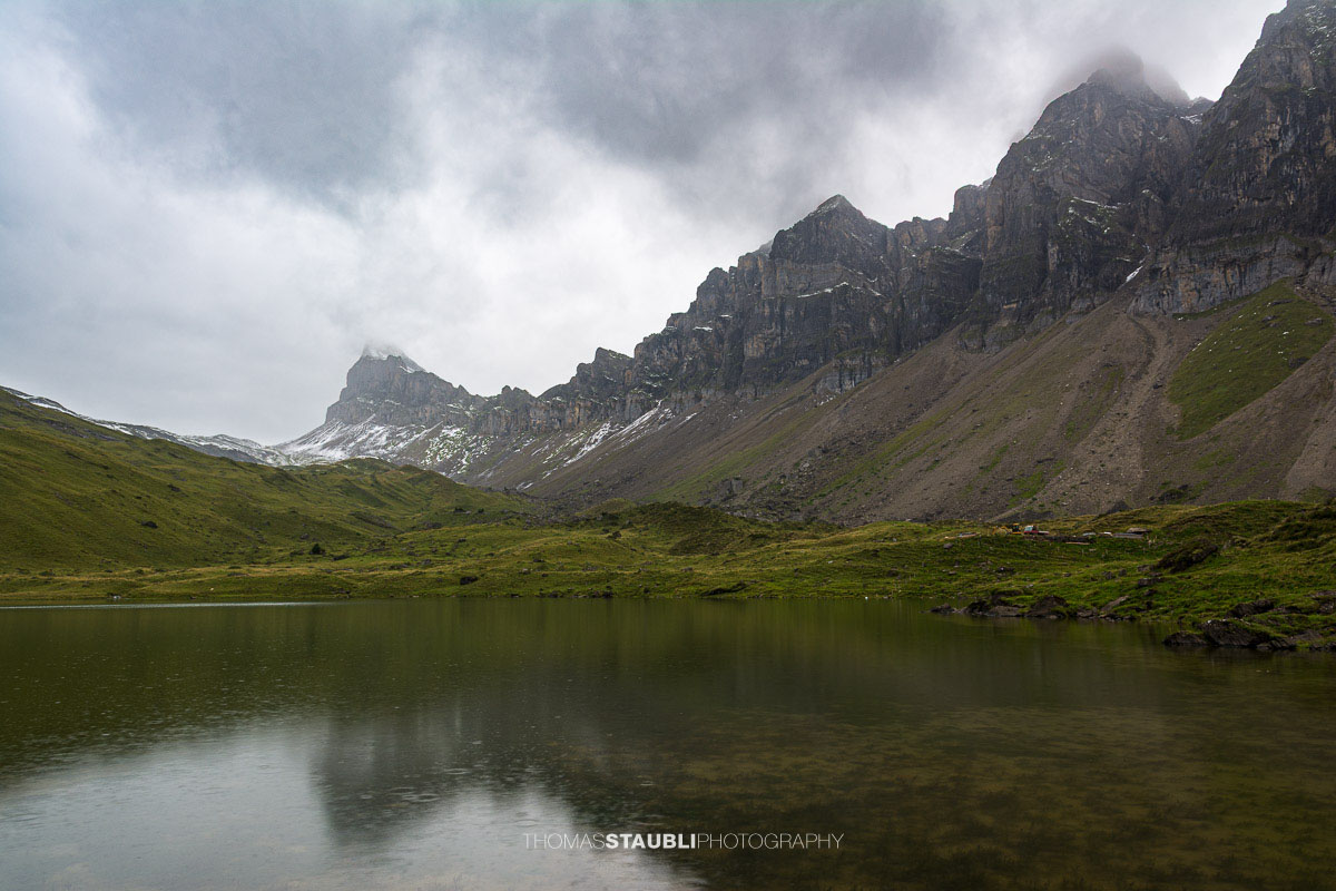 Seenalperseeli auf der Seenalp mit dem Fulen im Hintergrund.