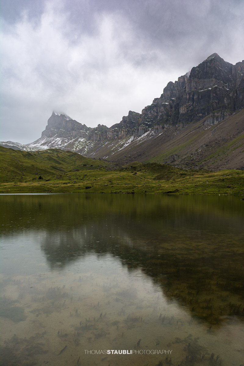 Seenalperseeli auf der Seenalp mit dem Fulen im Hintergrund.