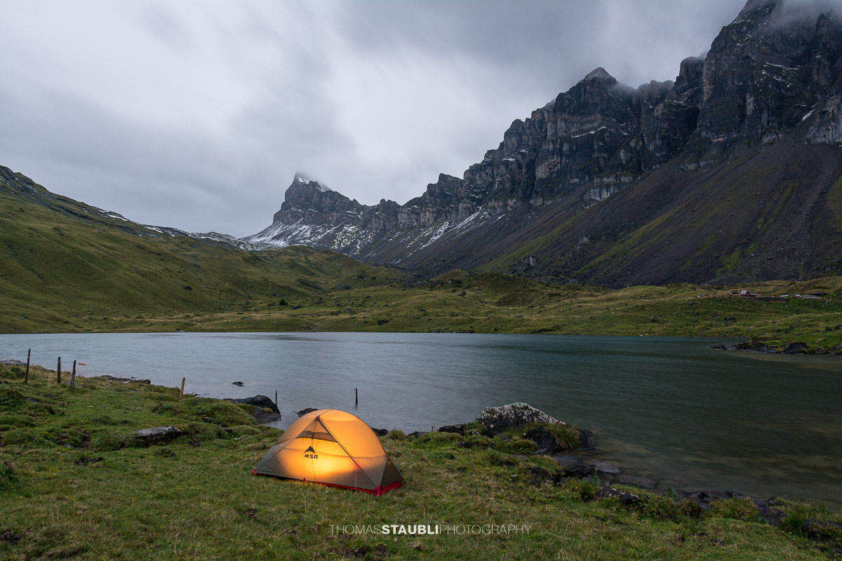 Seenalperseeli auf der Seenalp mit dem Fulen im Hintergrund.