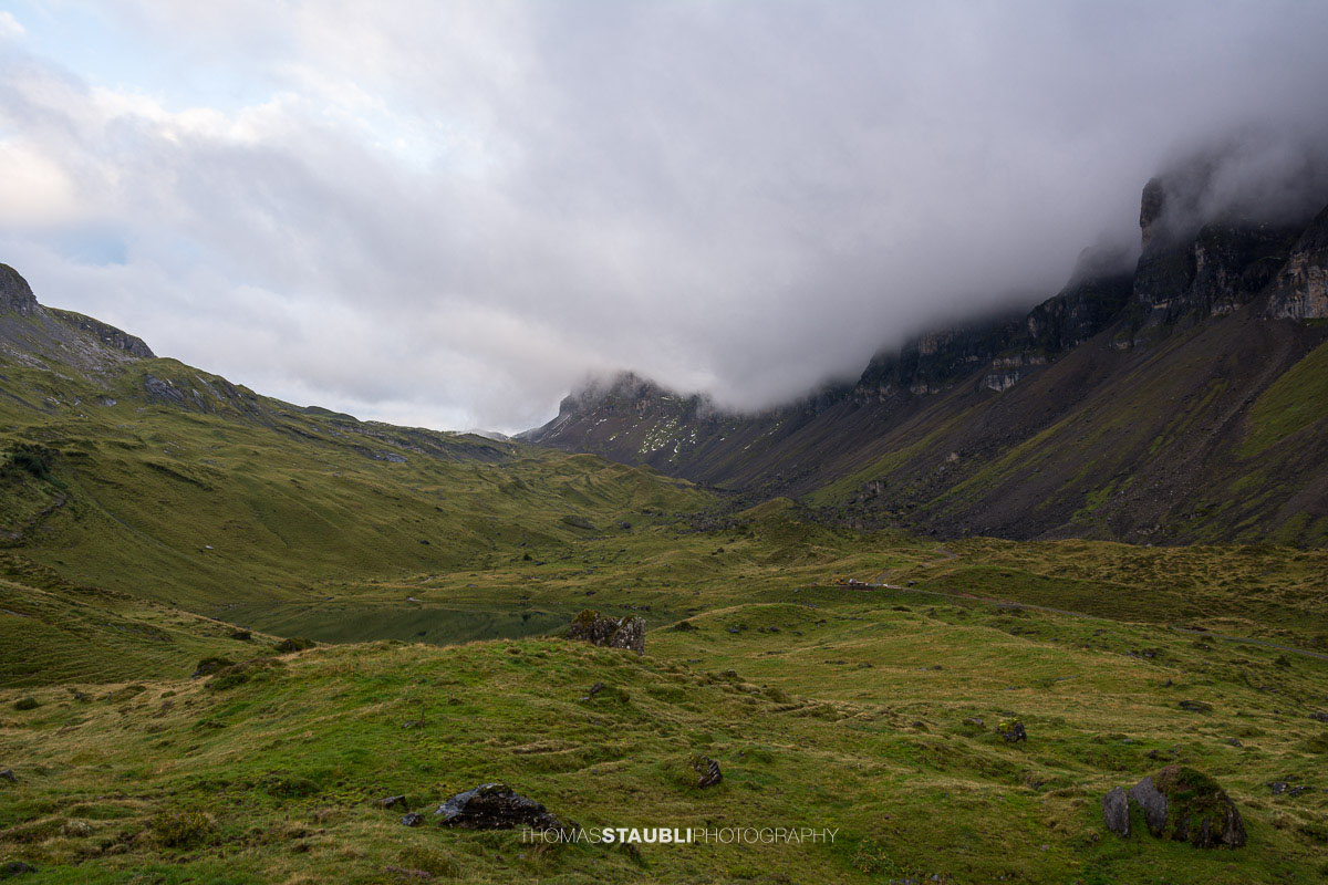 Bewölkter Himmel über dem Fulen auf der Seenalp.