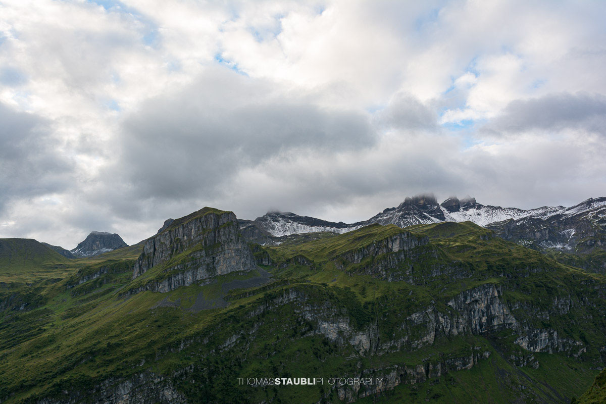 Blick von der Seenalp zum Mattner Stock, Schwarz Stock und Alpler Torstock im Kanton Uri.