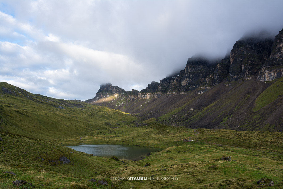 Seenalperseeli auf der Seenalp mit dem Fulen im Hintergrund.