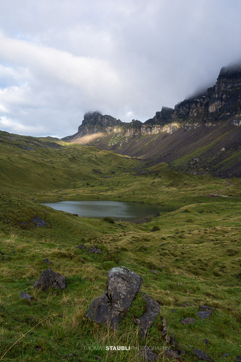 Seenalperseeli auf der Seenalp mit dem Fulen im Hintergrund.