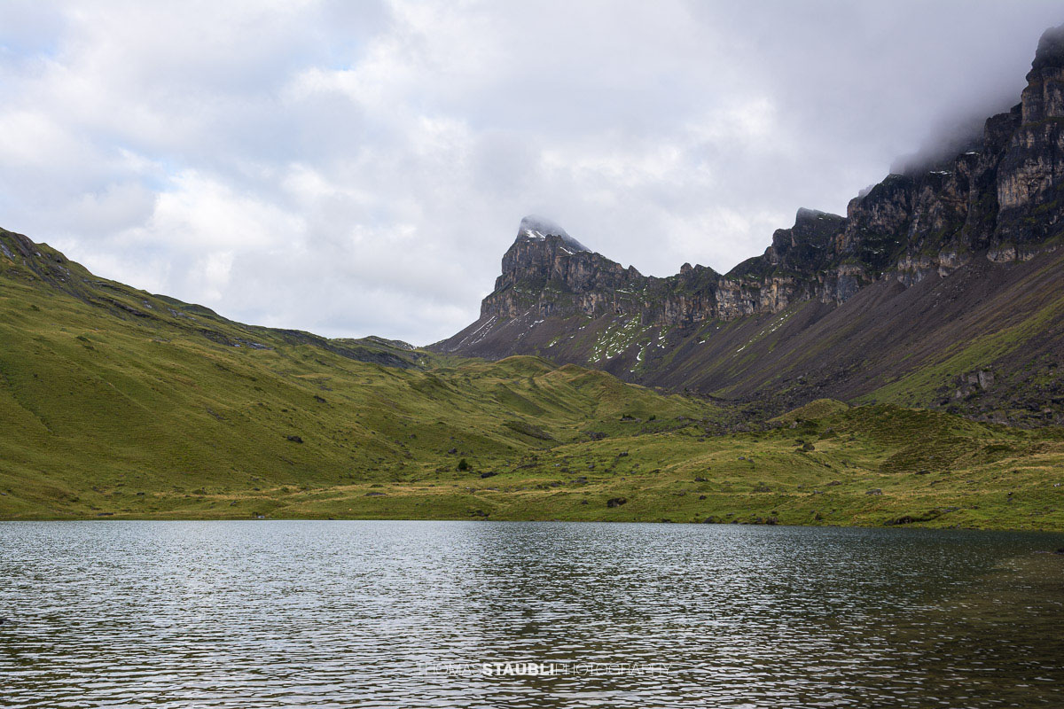 Seenalperseeli auf der Seenalp mit dem Fulen im Hintergrund.