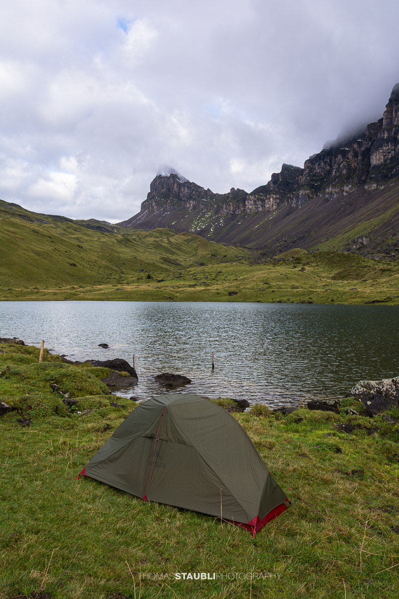 Seenalperseeli auf der Seenalp mit dem Fulen im Hintergrund.