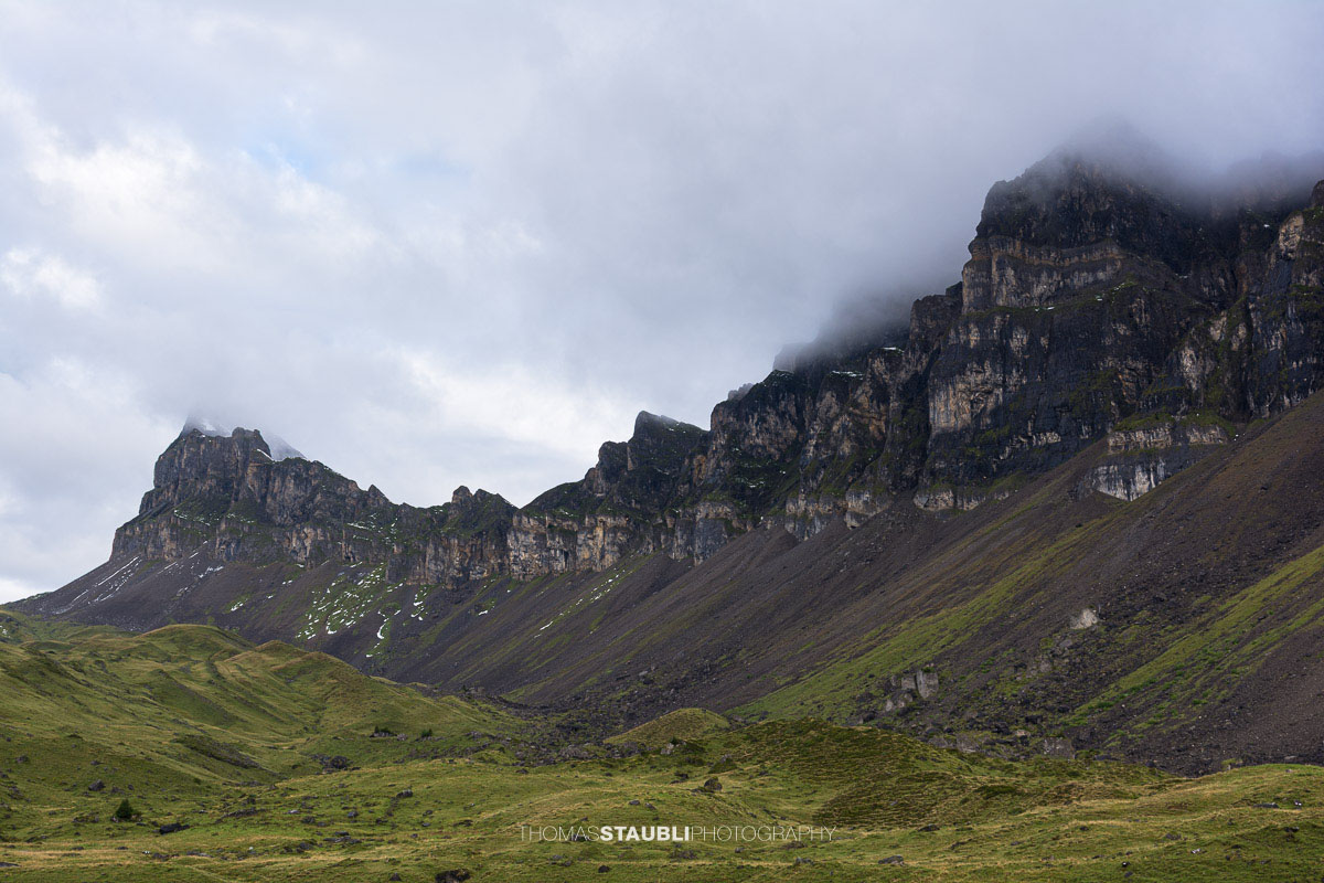 Bewölkter Himmel über dem Fulen und dem Chaiserstockauf der Seenalp.