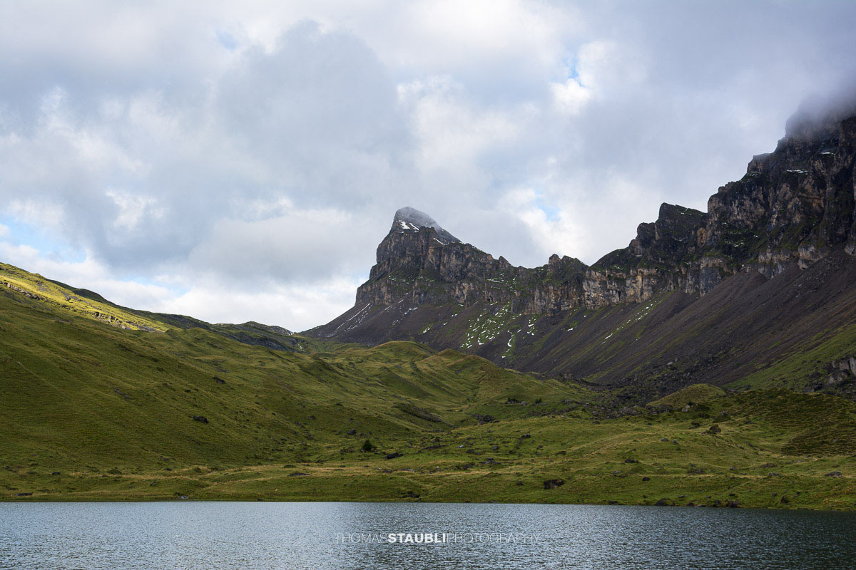 Seenalperseeli auf der Seenalp mit dem Fulen im Hintergrund.