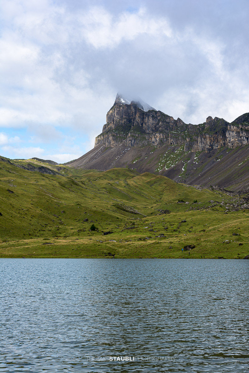 Seenalperseeli auf der Seenalp mit dem Fulen im Hintergrund.
