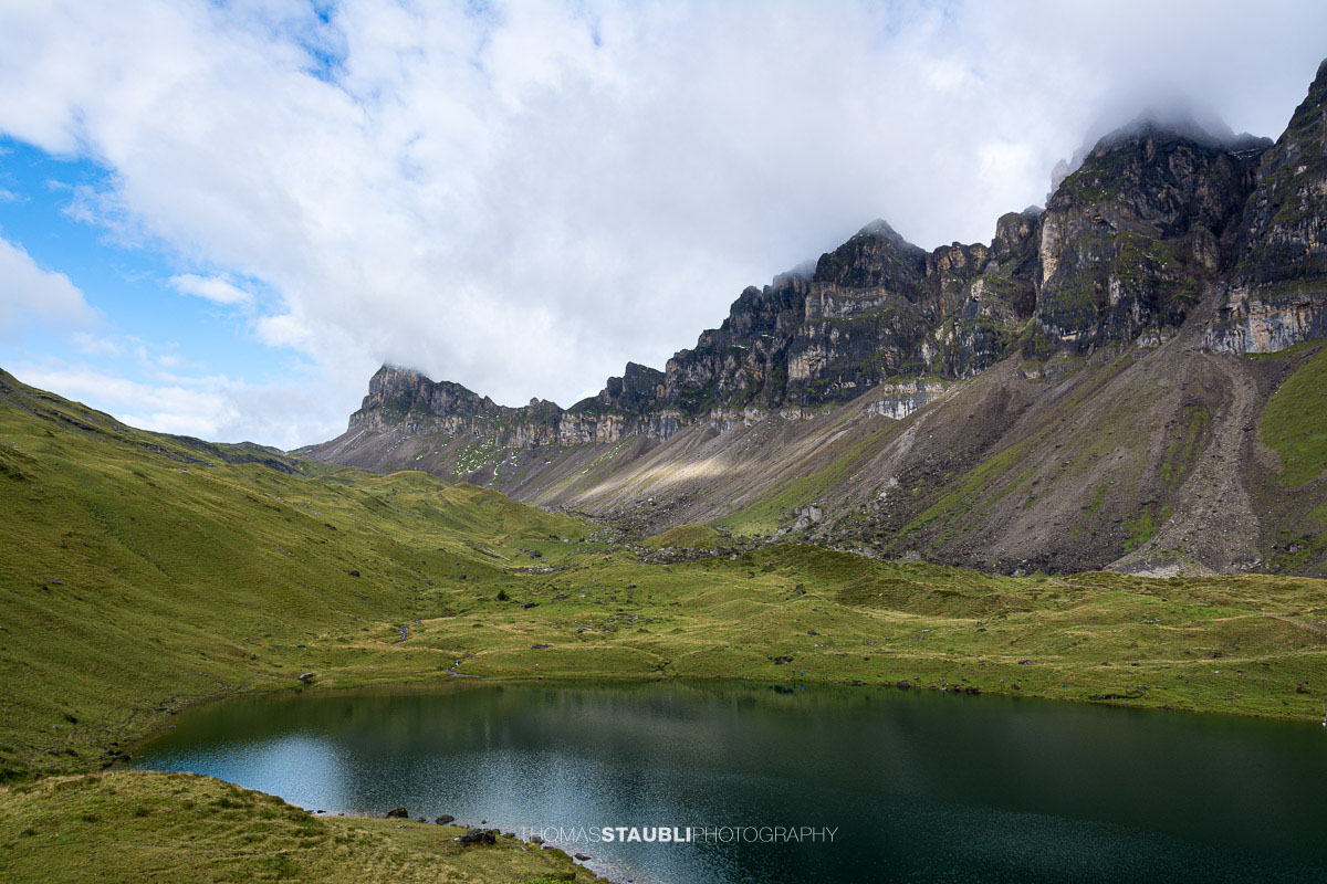 Seenalperseeli auf der Seenalp mit Fulen und Chaiserstock im Hintergrund.