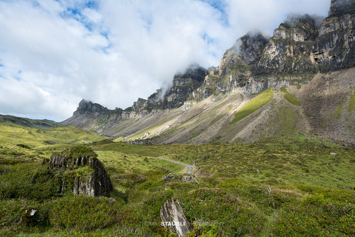 Markante Felswände über dem Seenalperseeli auf der Seenalp.