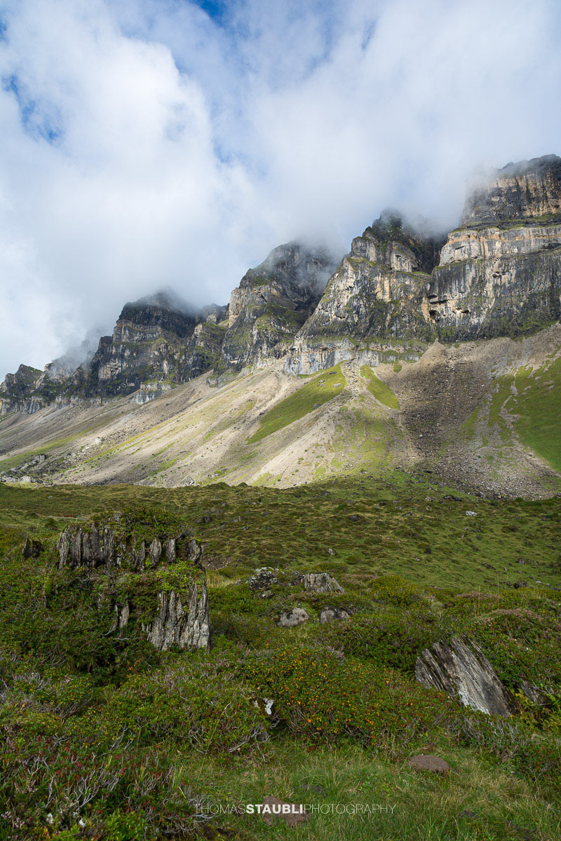 Markante Felswände über dem Seenalperseeli auf der Seenalp.