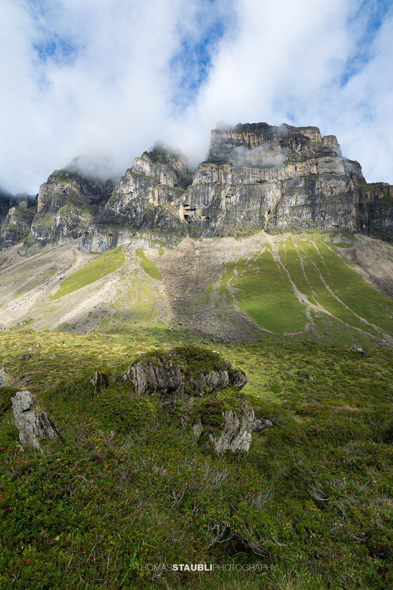 Markante Felswände über dem Seenalperseeli auf der Seenalp.