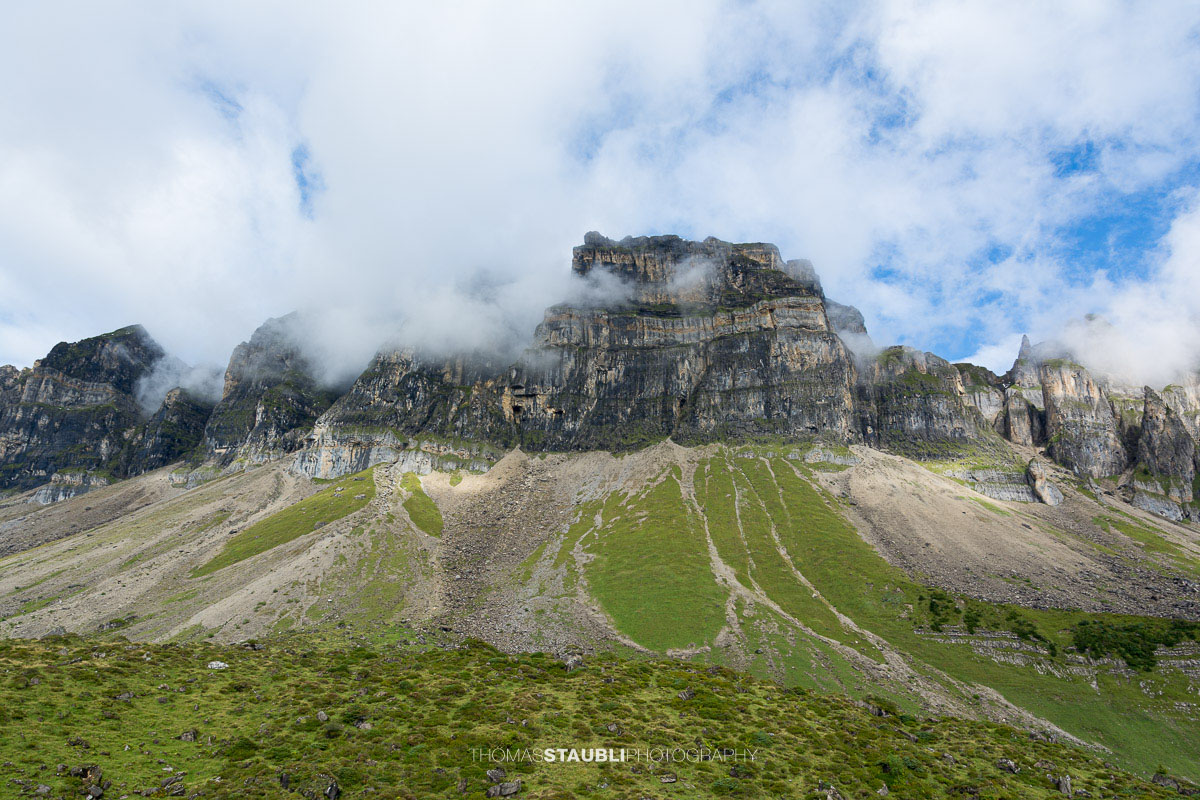 Markante Felswände über dem Seenalperseeli auf der Seenalp.