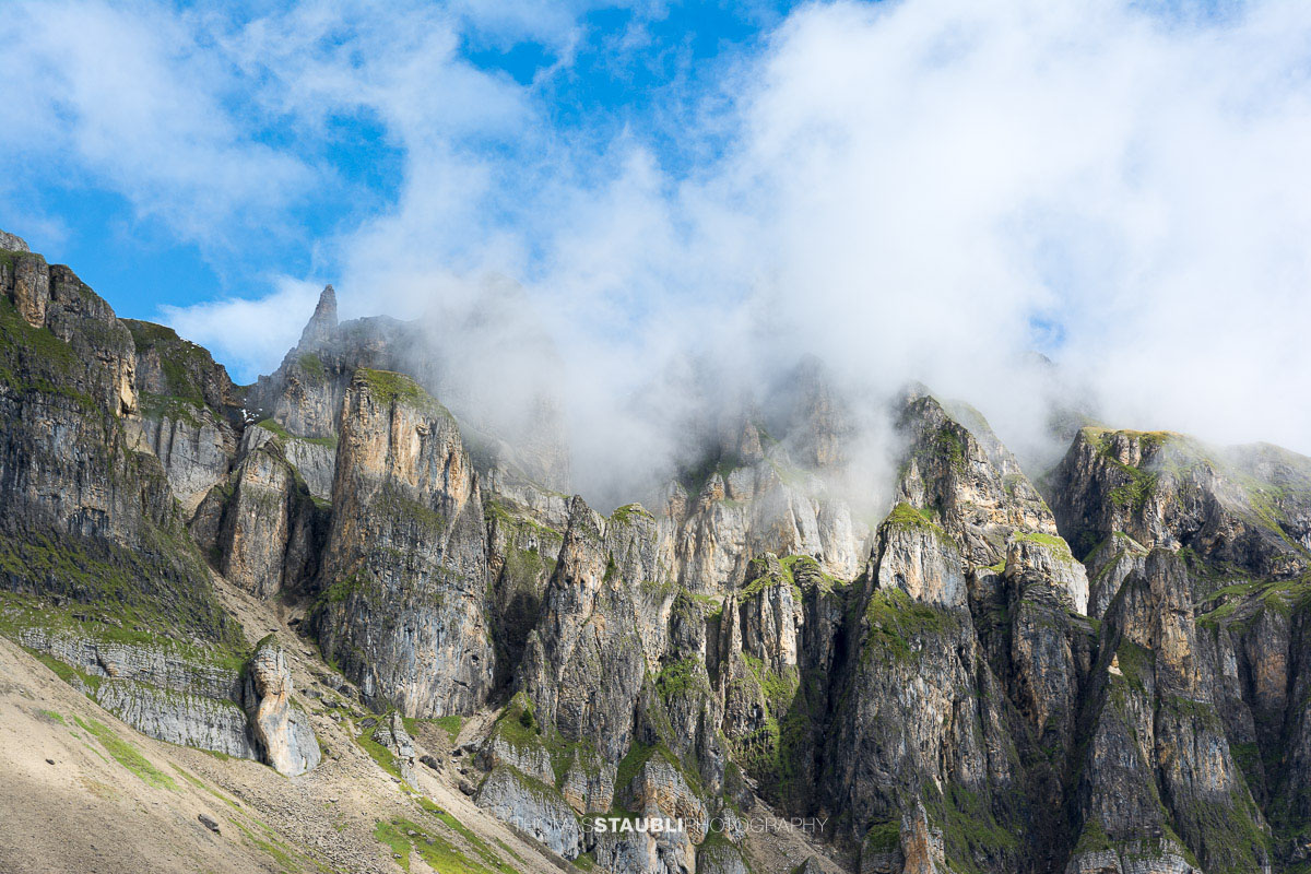 Markante Felswände über dem Seenalperseeli auf der Seenalp.