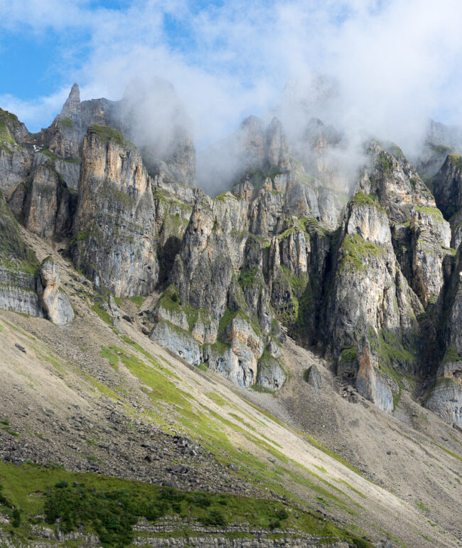 Markante Felswände über dem Seenalperseeli auf der Seenalp.