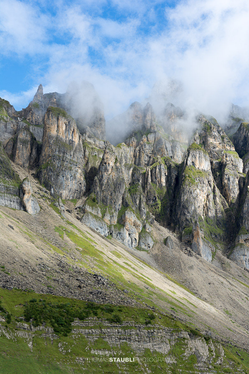 Markante Felswände über dem Seenalperseeli auf der Seenalp.