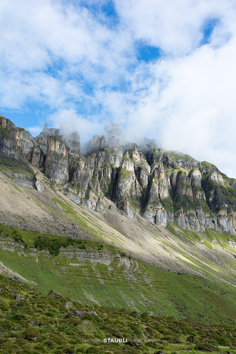 Markante Felswände über dem Seenalperseeli auf der Seenalp.