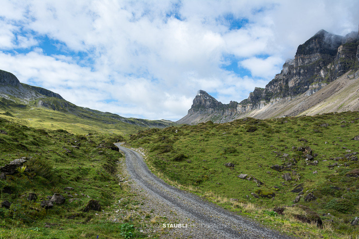Bergstrasse zum Seenalperseeli mit dem Fulen im Hintergrund.