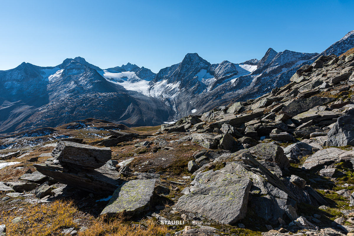 Blick über die felsige Landschaft bei den Stotzigen Firsten zum Muttengletscher im Herbst 2018.