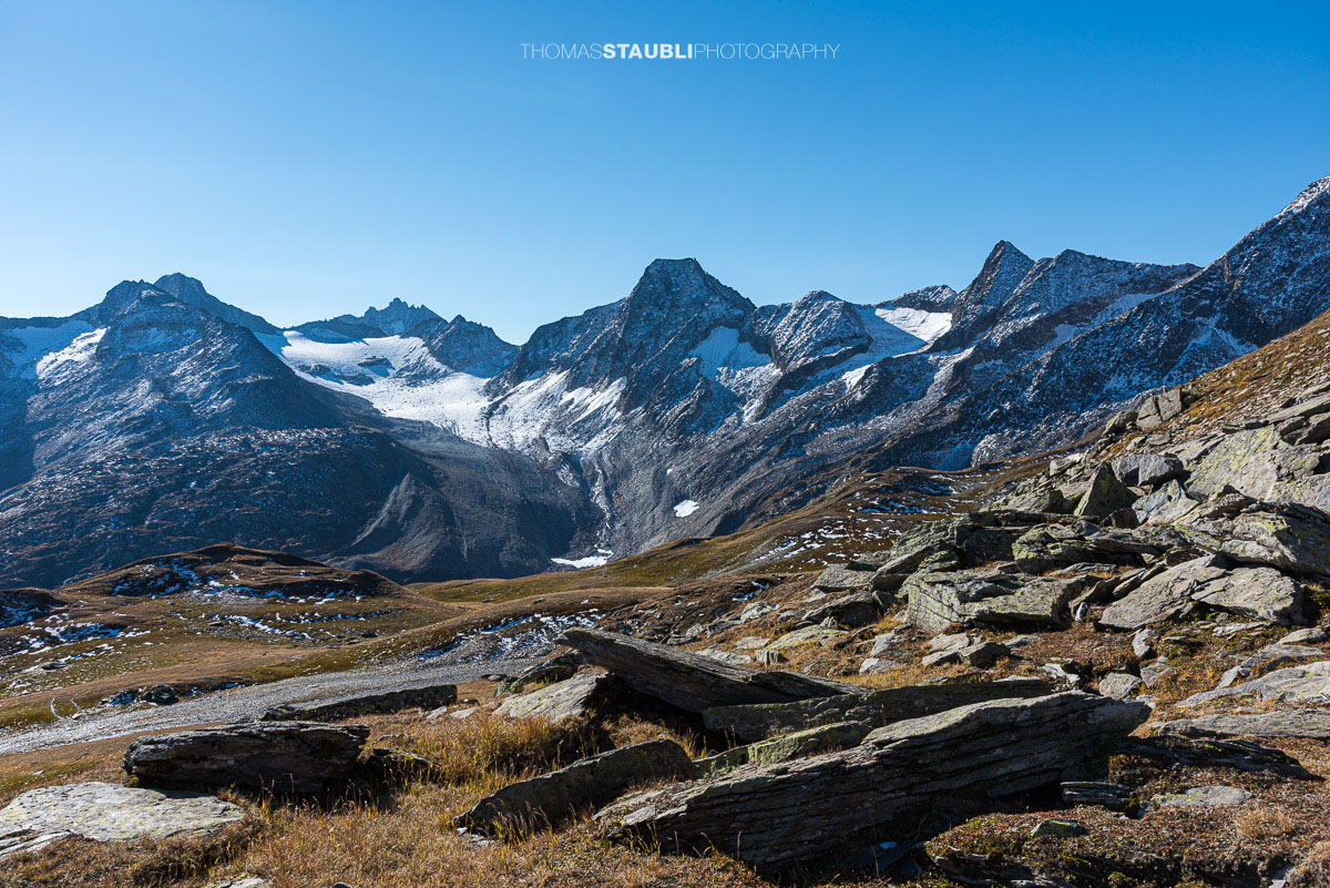 Blick über die felsige Landschaft bei den Stotzigen Firsten zum Muttengletscher im Herbst 2018.