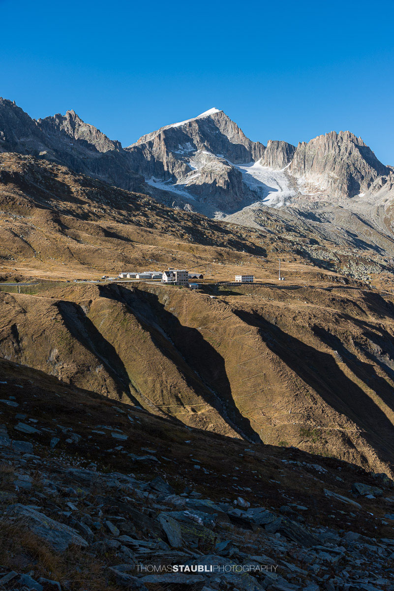 Blick zum Furkablick bei den Stotzigen Firsten mit dem Galenstock und der umliegenden Hochgebirgslandschaft im Hintergrund.