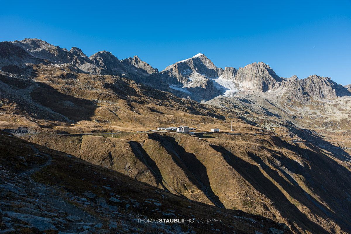 Blick zum Furkablick bei den Stotzigen Firsten mit dem Galenstock und der umliegenden Hochgebirgslandschaft im Hintergrund.