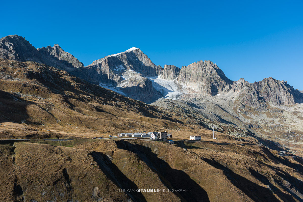 Blick zum Furkablick bei den Stotzigen Firsten mit dem Galenstock und der umliegenden Hochgebirgslandschaft im Hintergrund.