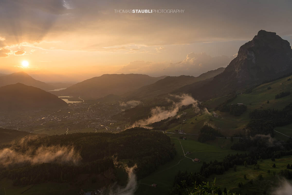Sonnenuntergang über der Rigi mit Blick auf den Lauerzersee, Schwyz und den Grossen Mythen vom Fallenflue Chänzeli.