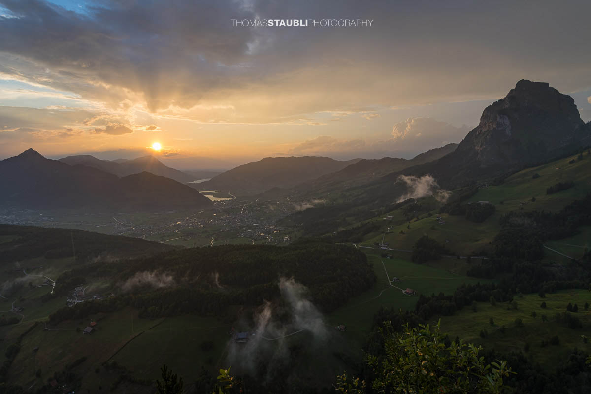 Goldene Abendstimmung über Schwyz, der Rigi und dem Lauerzersee, aufgenommen vom Fallenflue Chänzeli.