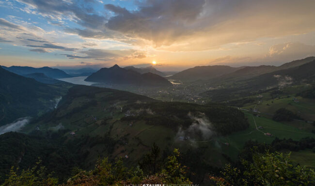 Panorama vom Fallenflue Chänzeli mit Blick auf Schwyz, den Lauerzersee und den Sonnenuntergang über der Rigi.