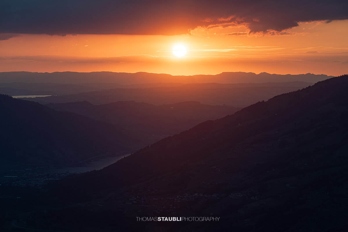 Sonnenuntergang von der Rotenflue über der Jurakette mit der Rigi Kulm im Vordergrund.