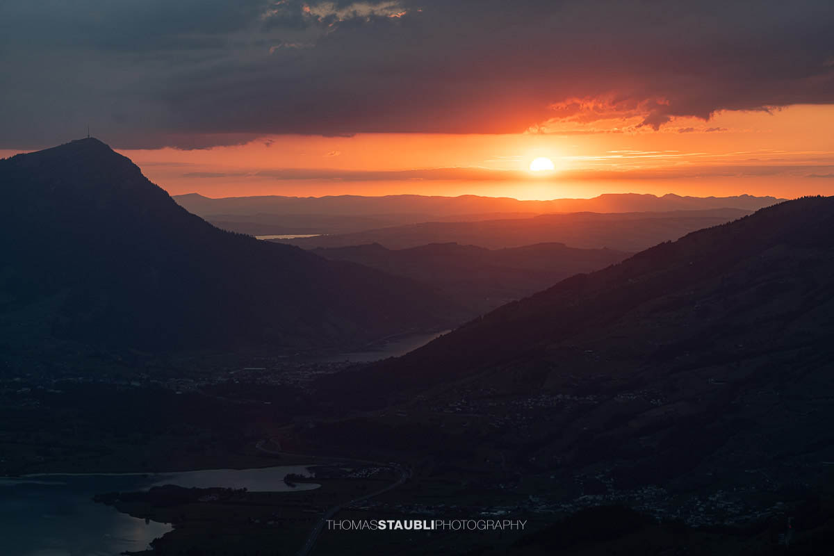 Sonnenuntergang von der Rotenflue über der Jurakette mit der Rigi Kulm im Vordergrund.