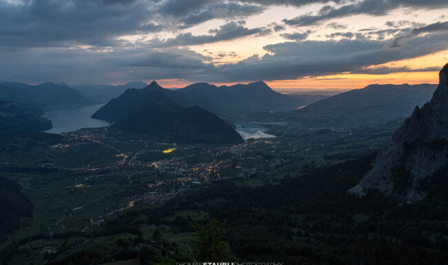 Abendstimmung mit Blick von der Rotenflue auf das Rigi-Massiv und die Landschaft um den Vierwaldstättersee.