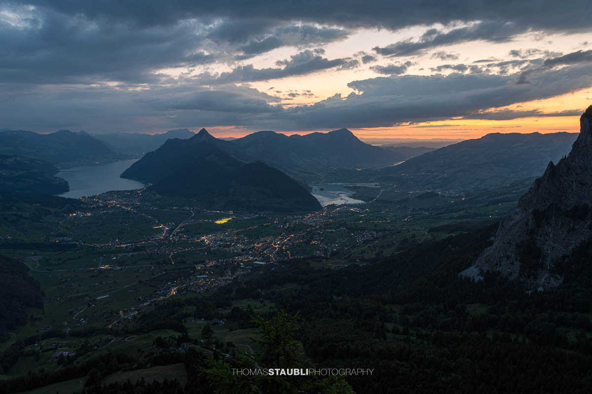 Abendstimmung mit Blick von der Rotenflue auf das Rigi-Massiv und die Landschaft um den Vierwaldstättersee.