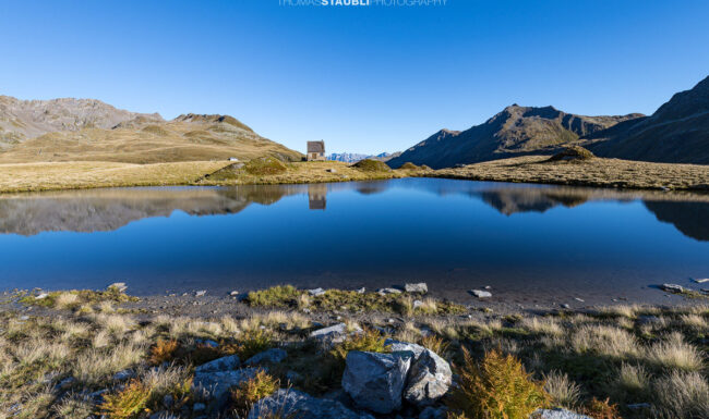 wolkenloser Herbsttag am Wildenmattensee im Kanton Uri