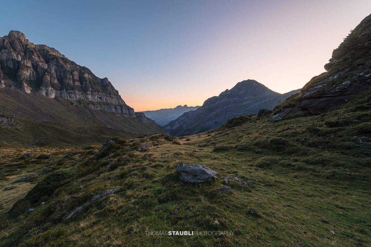Morgenstimmung auf der Seenalp mit Blick zum markanten Wasserbergfirst und den umliegenden Bergen.