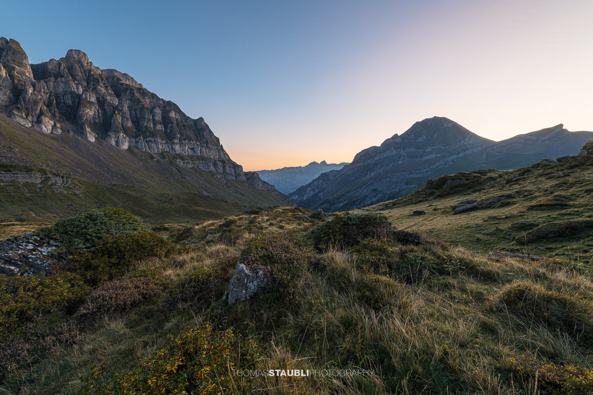 Morgenstimmung auf der Seenalp mit Blick zum markanten Wasserbergfirst und den umliegenden Bergen.