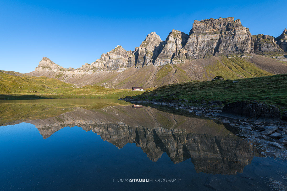 Spiegelung des Chaiserstocks im ruhigen Seenalperseeli auf der Seenalp.