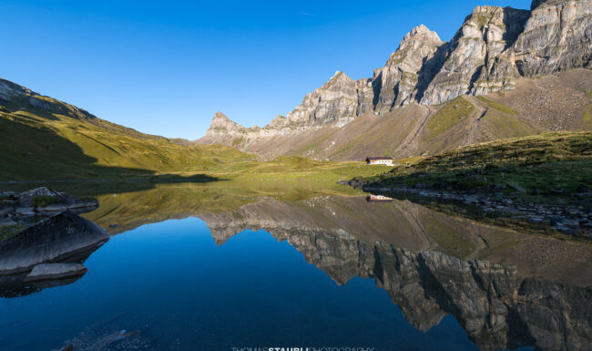 Spiegelung des Chaiserstocks im ruhigen Seenalperseeli auf der Seenalp.